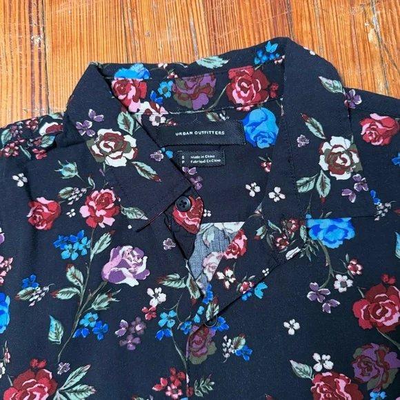 Urban Outfitters Floral Black Shirt - Picture 2 of 3